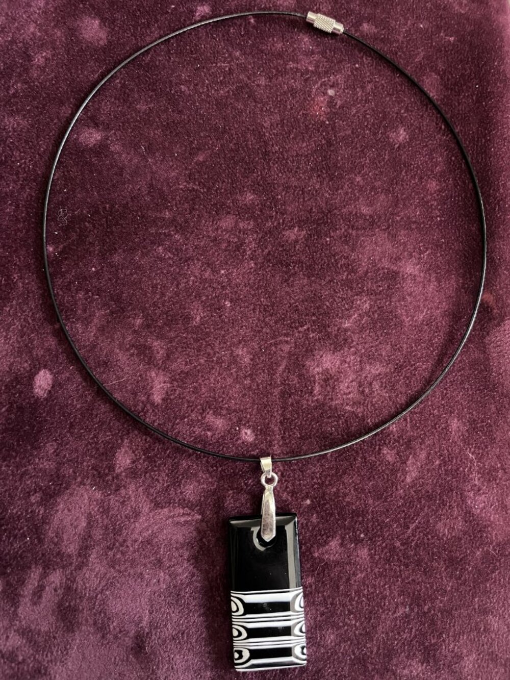 Modernist Black White Glass Pendant 18KGP Wire Choker Necklace
